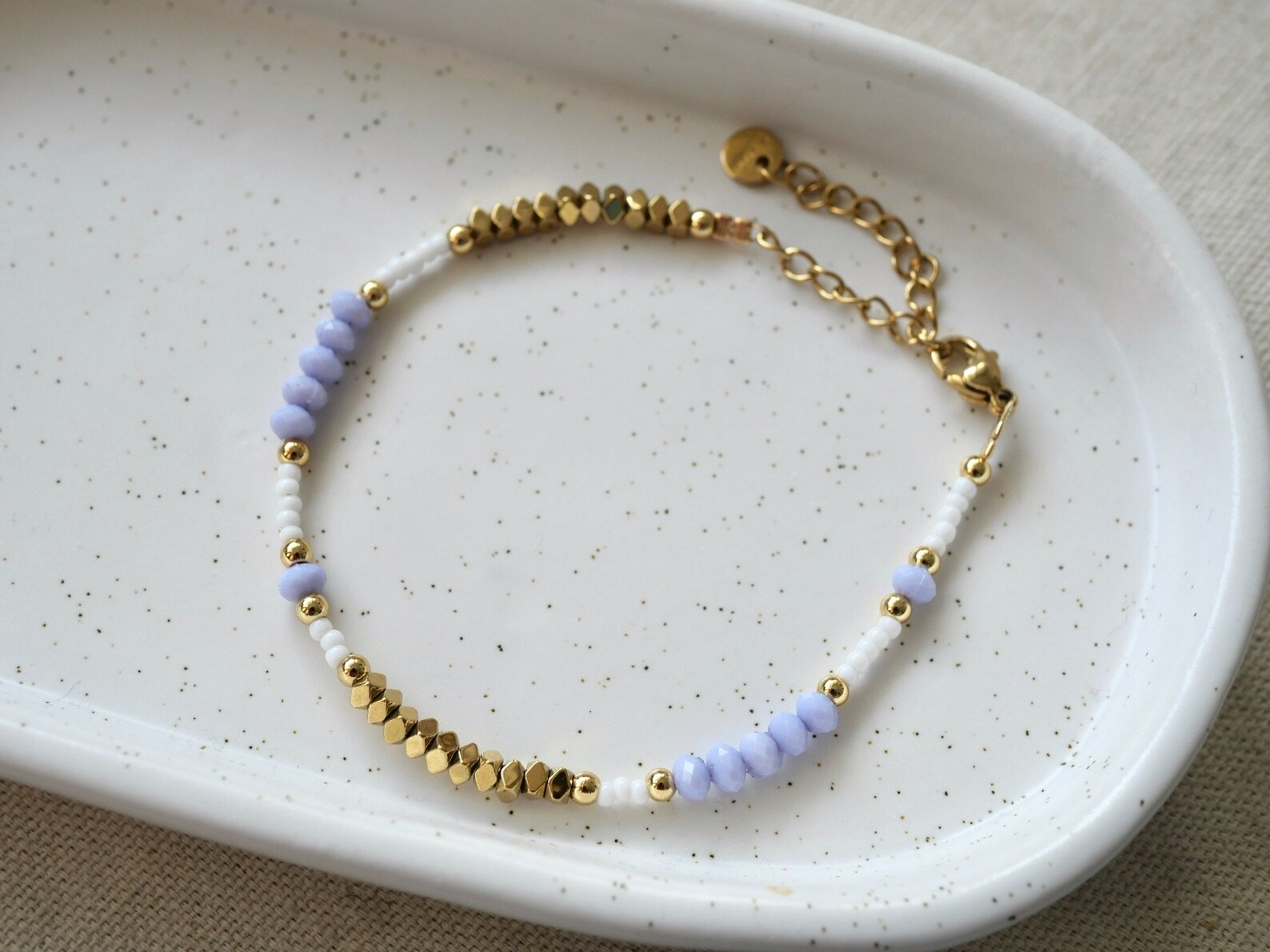 Bracelet en perles violettes, hématite et perles blanches et dorées | lithothérapie