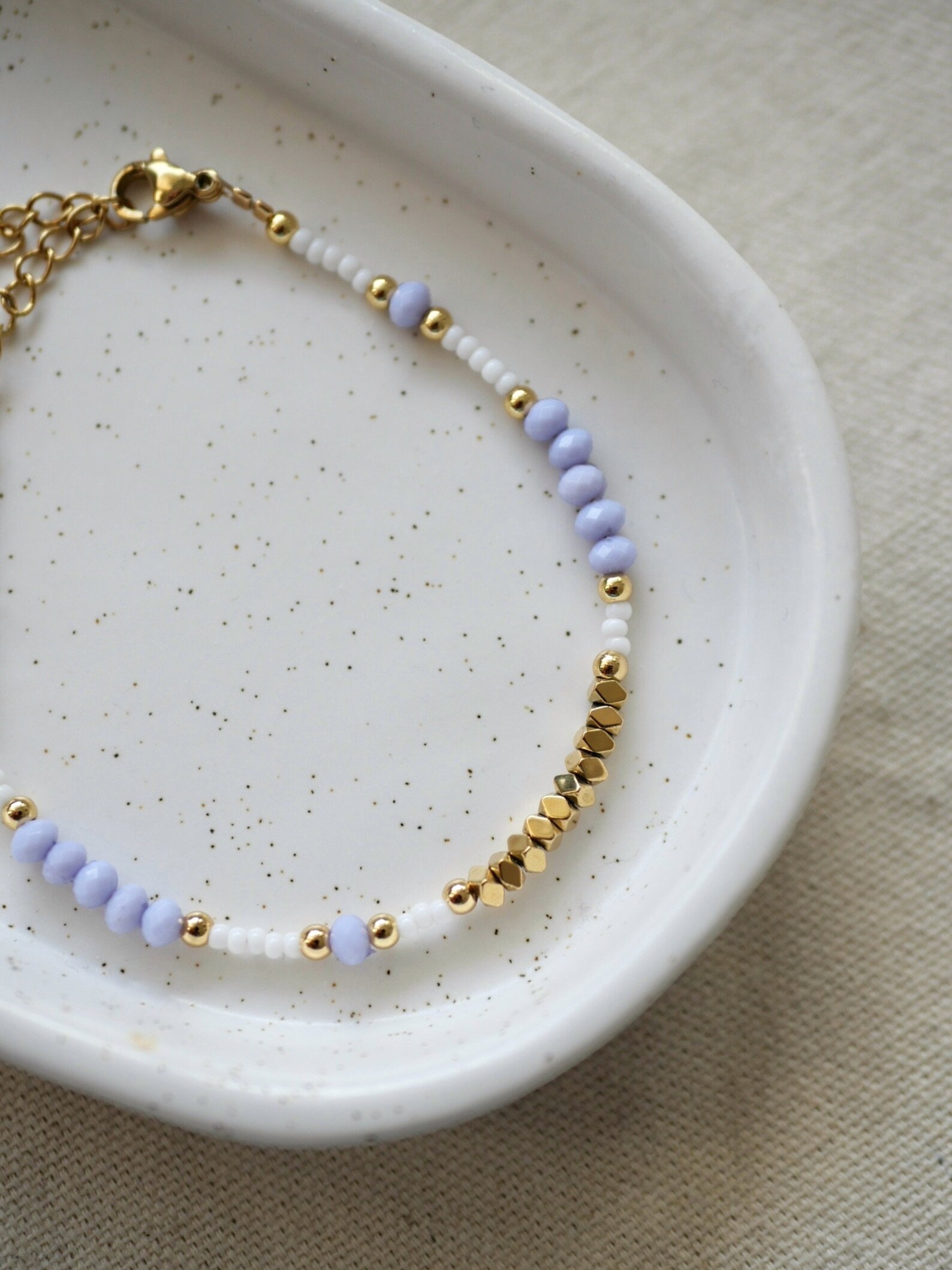 Bracelet en perles violettes, hématite et perles blanches et dorées | lithothérapie – Image 3