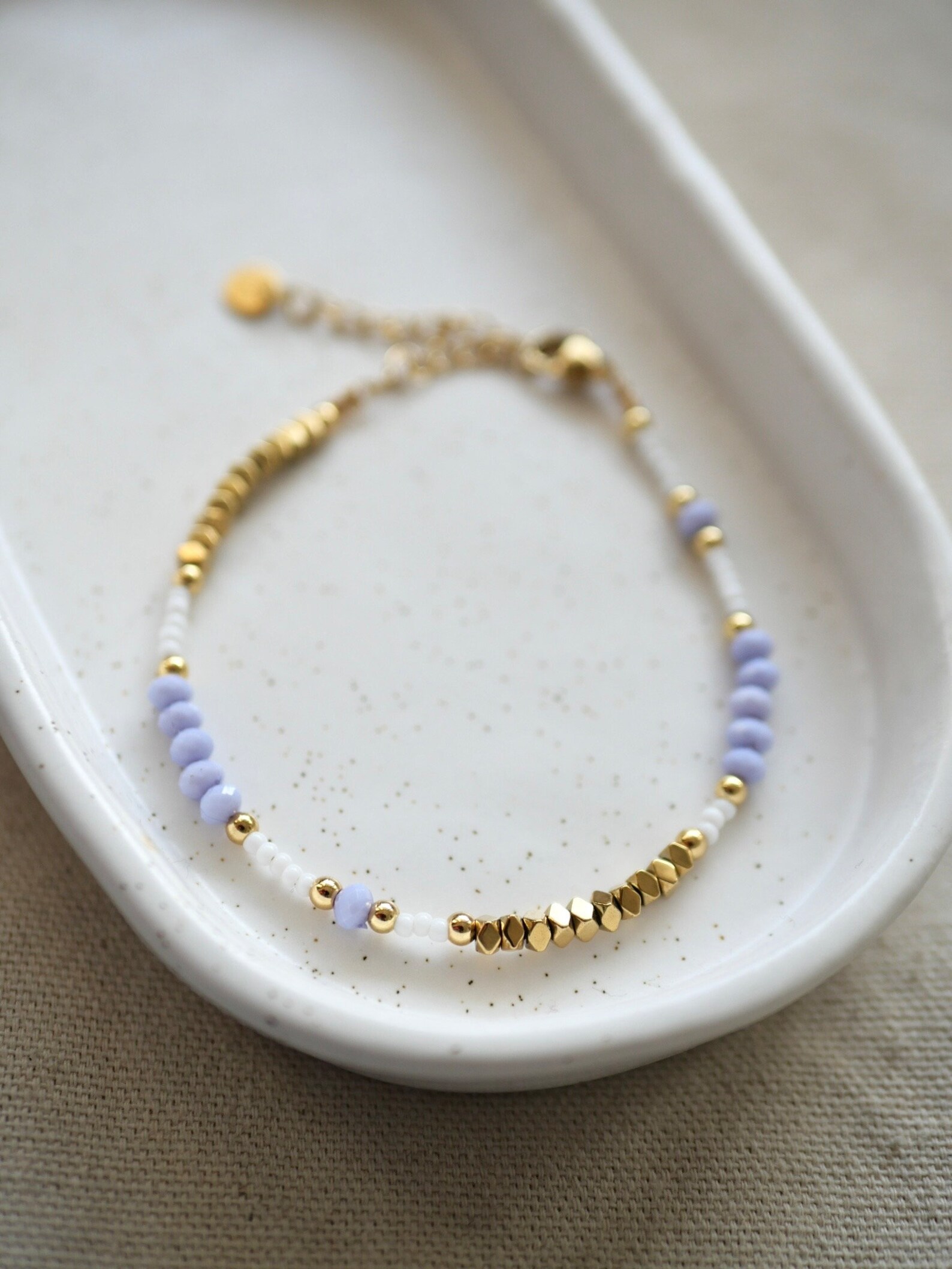 Bracelet en perles violettes, hématite et perles blanches et dorées | lithothérapie – Image 2